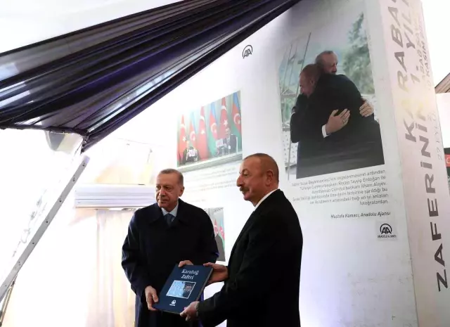 Cumhurbaşkanı Erdoğan ve Azerbaycan Cumhurbaşkanı Aliyev, AA'nın Karabağ Zaferi sergisini gezdi