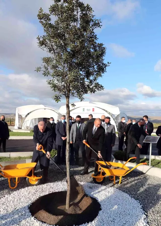 Cumhurbaşkanı Erdoğan ve Azerbaycan Cumhurbaşkanı Aliyev, AA'nın Karabağ Zaferi sergisini gezdi