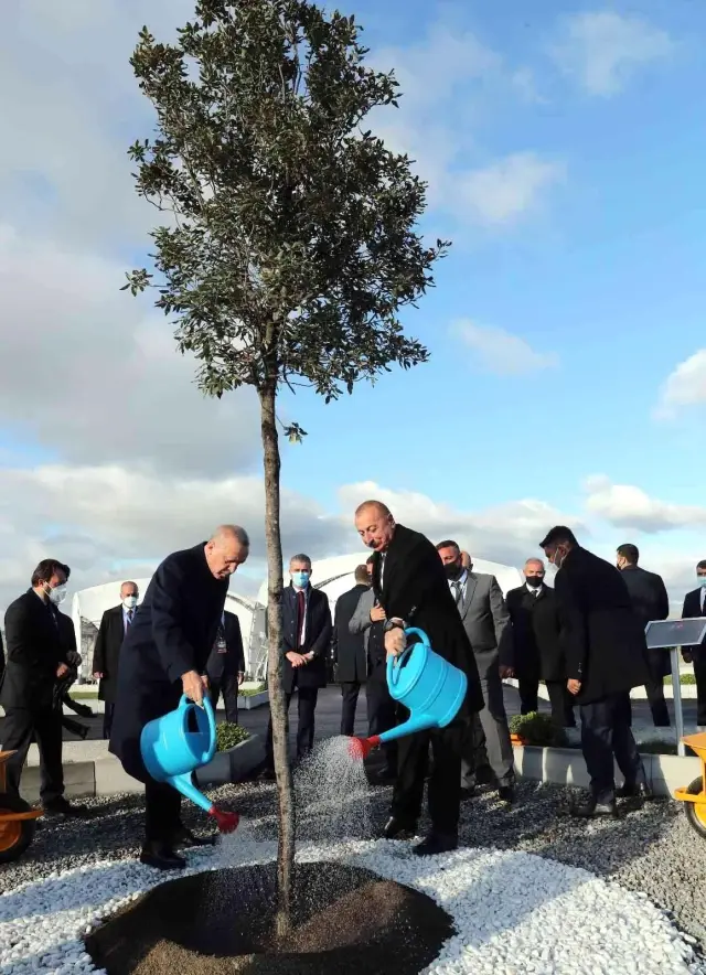 Cumhurbaşkanı Erdoğan ve Azerbaycan Cumhurbaşkanı Aliyev, AA'nın Karabağ Zaferi sergisini gezdi