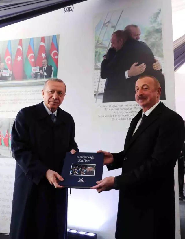 Cumhurbaşkanı Erdoğan ve Azerbaycan Cumhurbaşkanı Aliyev, AA'nın Karabağ Zaferi sergisini gezdi