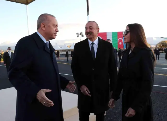 Cumhurbaşkanı Erdoğan, Azerbaycan'da resmi merasimle karşılandı