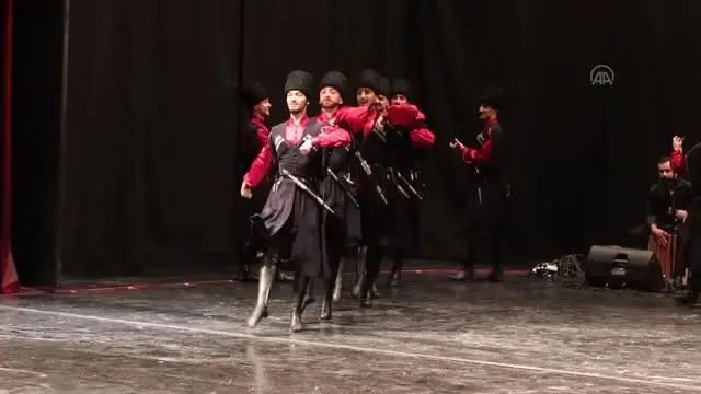 Dans topluluğu Kabardinka , sanatseverlerle buluştu