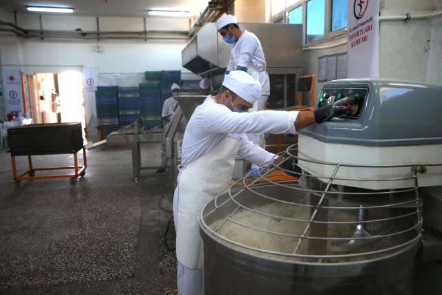 DİYARBAKIR - Mesleki eğitim alan hükümlüler günde 15 bin ekmek üretiyor