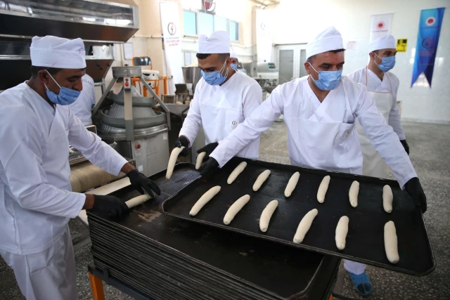DİYARBAKIR - Mesleki eğitim alan hükümlüler günde 15 bin ekmek üretiyor