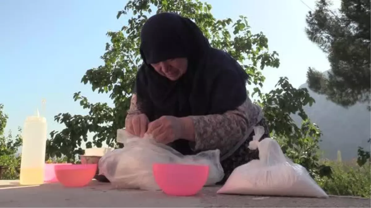 Düğünlerin lezzeti 'nişasta helvası' geleneksel yöntemlerle hazırlanıyor