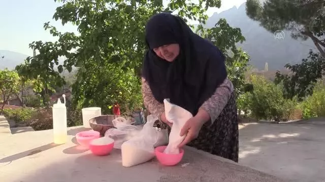 Düğünlerin lezzeti nişasta helvası geleneksel yöntemlerle hazırlanıyor