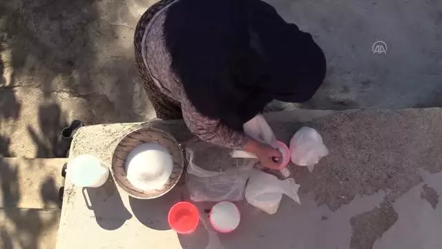 Düğünlerin lezzeti nişasta helvası geleneksel yöntemlerle hazırlanıyor