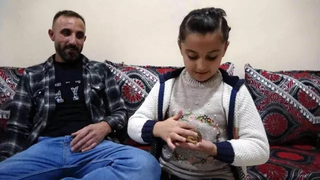 Evine aldığı yavru sincabı biberonla besliyor