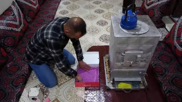 Evine aldığı yavru sincabı biberonla besliyor