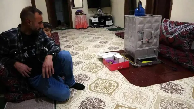 Evine aldığı yavru sincabı biberonla besliyor