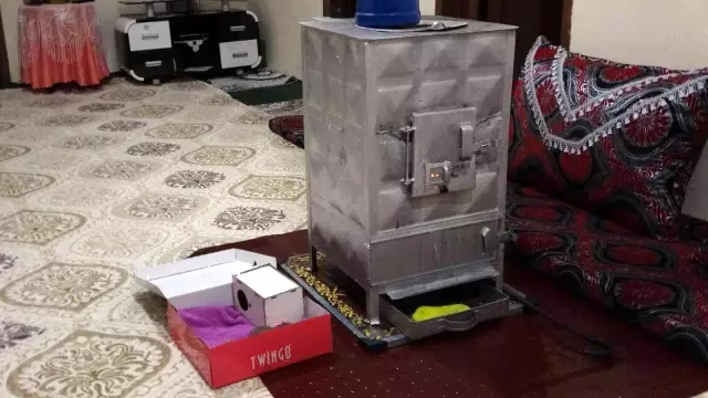 Evine aldığı yavru sincabı biberonla besliyor