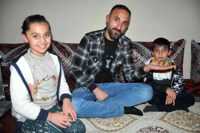 Evine aldığı yavru sincabı biberonla besliyor