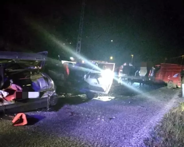 Kamyonet ile otomobil kafa kafaya çarpıştı: 1 ölü, 5 yaralı