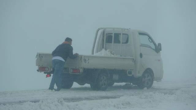 Kar yağışı ve tipi nedeniyle zor anlar yaşayan sürücülerin imdadına gazeteciler yetişti Kar yağışı ve tipi nedeniyle zor anlar yaşayan sürücülerin imdadına gazeteciler yetişti