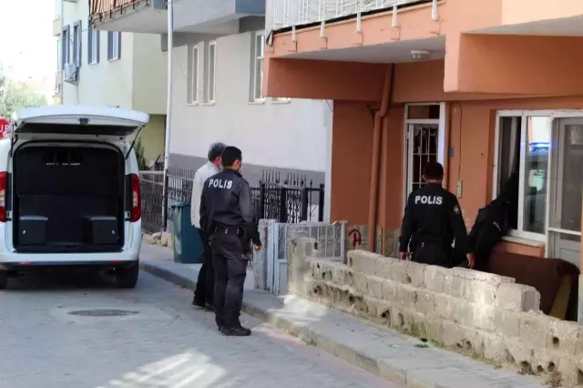 Hamile eşini ve iki çocuğunu tüfekle rehin aldı