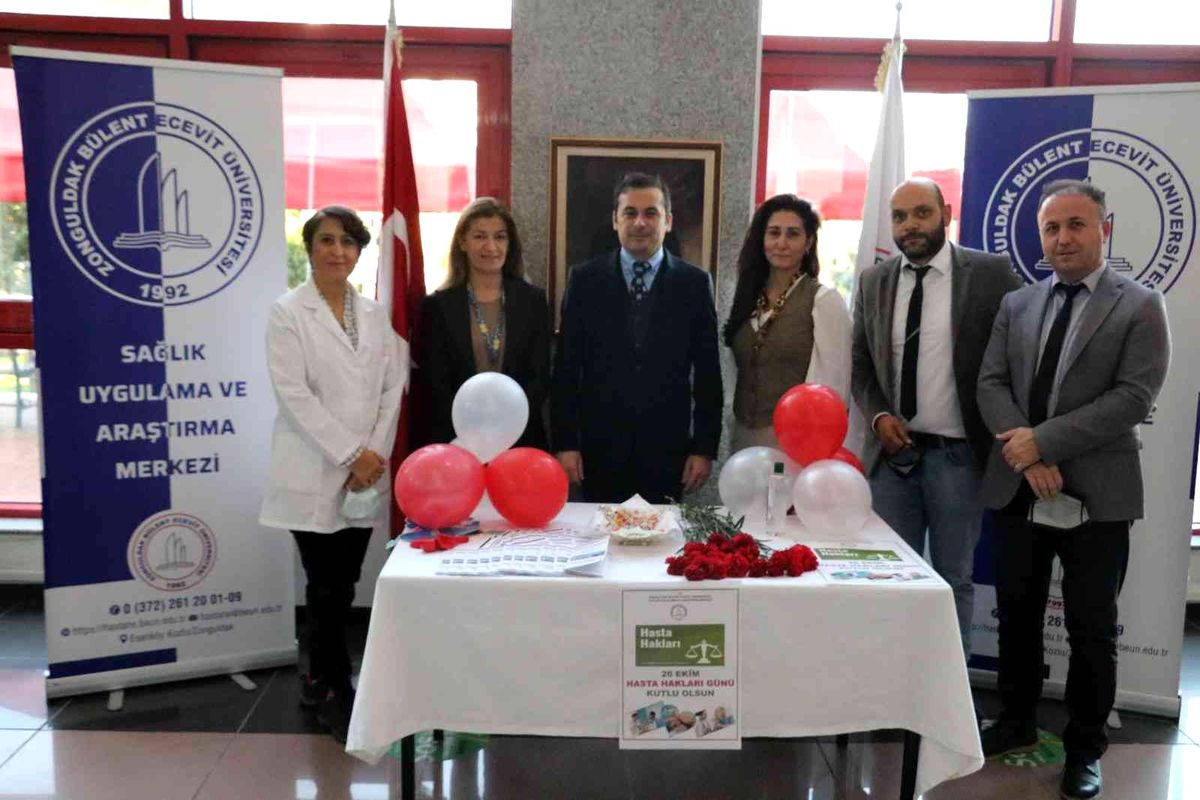 Hasta Hakları Gününde bilgilendirdiler, karanfil dağıttılar