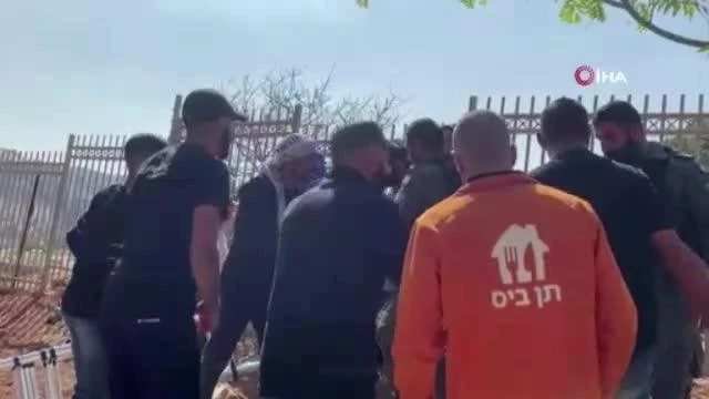 İsrail güçleri Kudüs'te bulunan Yusufiye Mezarlığındaki yıkımda 2 Filistinliyi gözaltına aldı