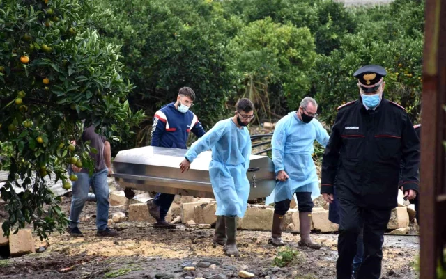İtalya'da sel felaketi: 2 ölüÇok sayıda araç sel sularında mahsur kaldı