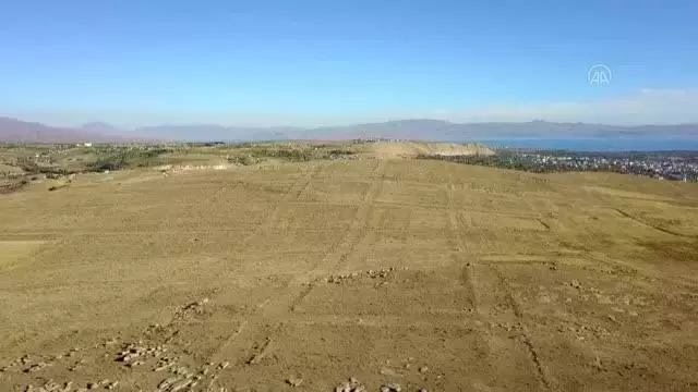 Izgara planlı antik kentte arkeolojik kazılar sürüyor