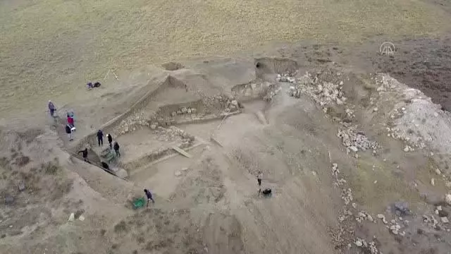 Izgara planlı antik kentte arkeolojik kazılar sürüyor
