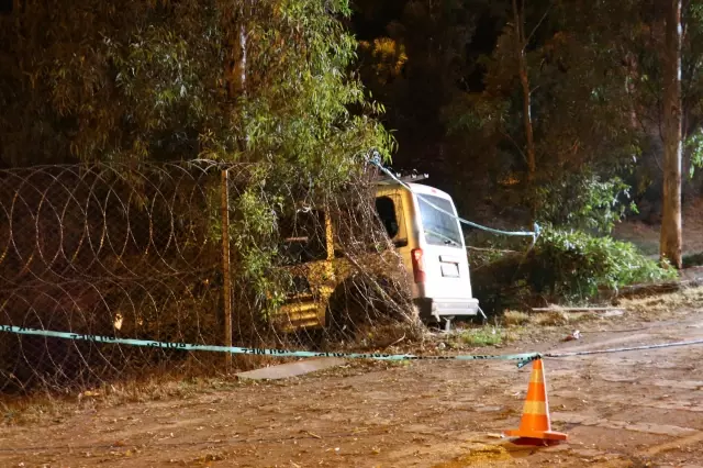Son dakika 3. sayfa: İzmir'de kontrolden çıkan otomobil ağaca çarptı: 1 ölü, 2 yaralı