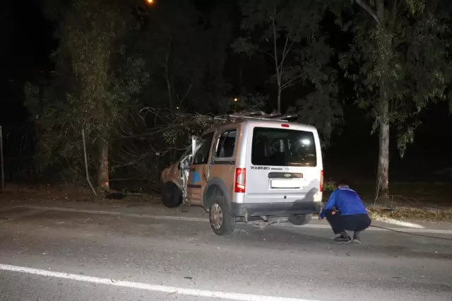 Son dakika 3. sayfa: İzmir'de kontrolden çıkan otomobil ağaca çarptı: 1 ölü, 2 yaralı