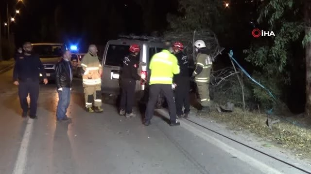 Son dakika 3. sayfa: İzmir'de kontrolden çıkan otomobil ağaca çarptı: 1 ölü, 2 yaralı