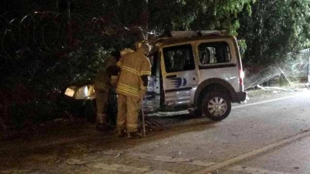 Son dakika 3. sayfa: İzmir'de kontrolden çıkan otomobil ağaca çarptı: 1 ölü, 2 yaralı