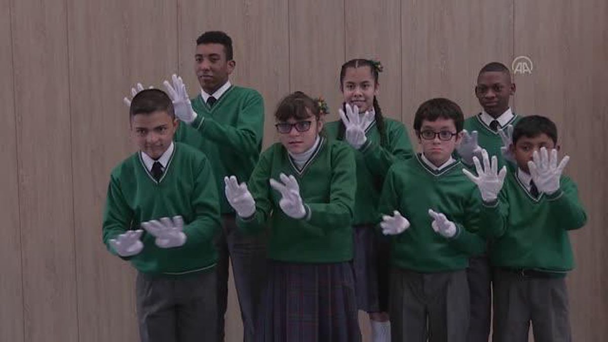 Kolombiya'da Beyaz Eller Korosu, Bogota Filarmoni Orkestrası ile performans sergiledi