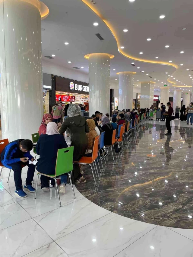 Mardin'in en büyük alışveriş merkezinde çocuklar, unutulmayacak bir gün geçirdi