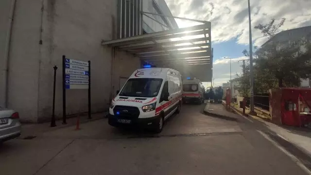 Metrelerce yüksekten hafif ticari aracın üzerine düşen genç kız yaralandı