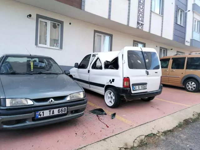 Metrelerce yüksekten hafif ticari aracın üzerine düşen genç kız yaralandı