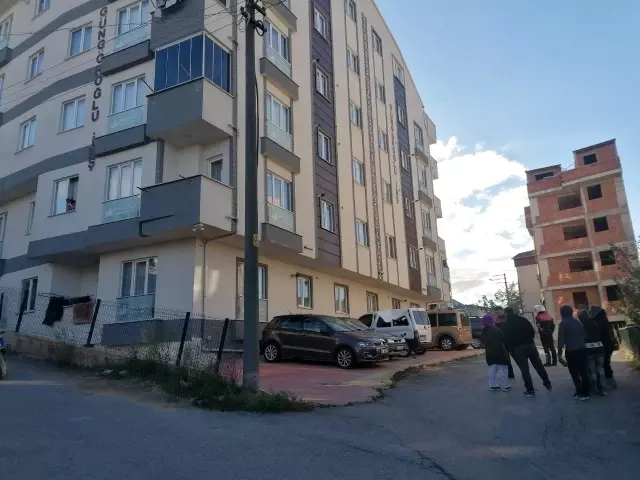 Metrelerce yüksekten hafif ticari aracın üzerine düşen genç kız yaralandı