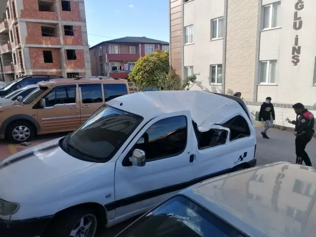 Metrelerce yüksekten hafif ticari aracın üzerine düşen genç kız yaralandı