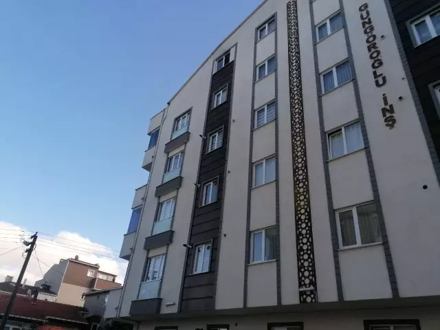 Metrelerce yüksekten hafif ticari aracın üzerine düşen genç kız yaralandı