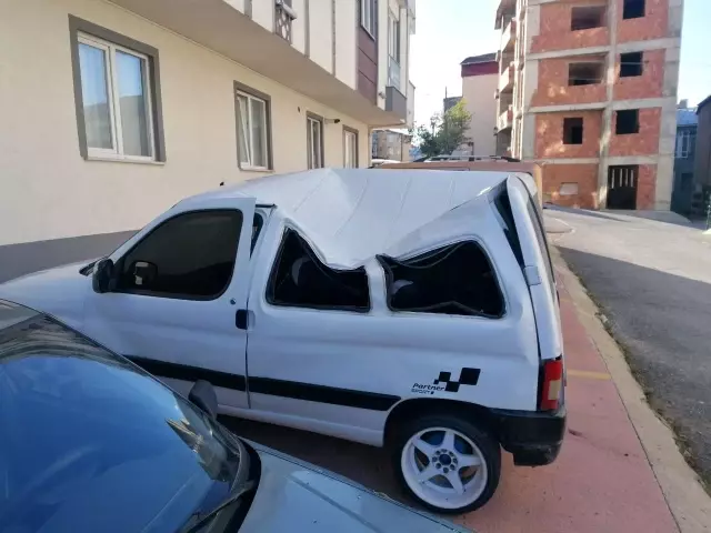 Metrelerce yüksekten hafif ticari aracın üzerine düşen genç kız yaralandı