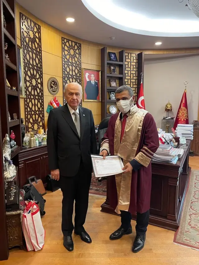 MHP Gaziantep Milletvekili Taşdoğan doçentlik cübbesi giydi