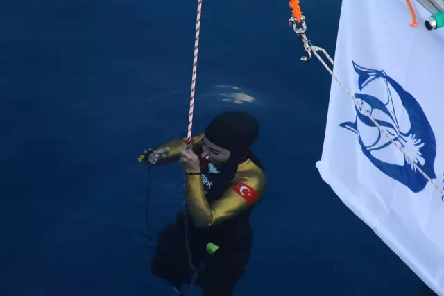 Milli sporcu Şahika Ercümen, Antalya'nın Kaş ilçesinde paletsiz değişken ağırlık kategorisinde 100 metreye dalarak dünya rekoru kırdı.