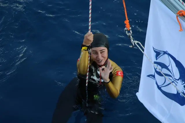 Milli sporcu Şahika Ercümen, Antalya'nın Kaş ilçesinde paletsiz değişken ağırlık kategorisinde 100 metreye dalarak dünya rekoru kırdı.