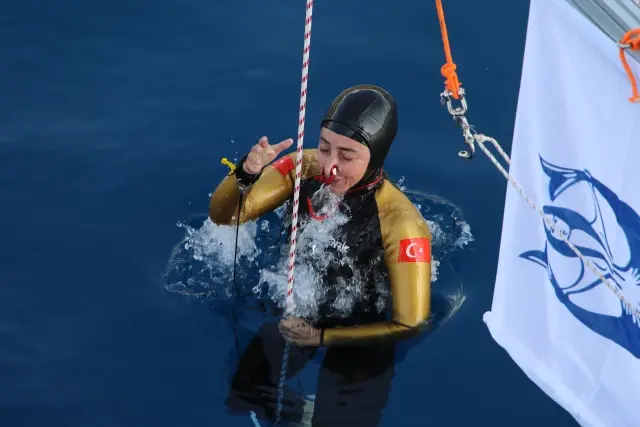 Milli sporcu Şahika Ercümen, Antalya'nın Kaş ilçesinde paletsiz değişken ağırlık kategorisinde 100 metreye dalarak dünya rekoru kırdı.
