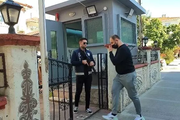 Park halindeki aracına yorgun mermi düştü, sürücü şoke oldu