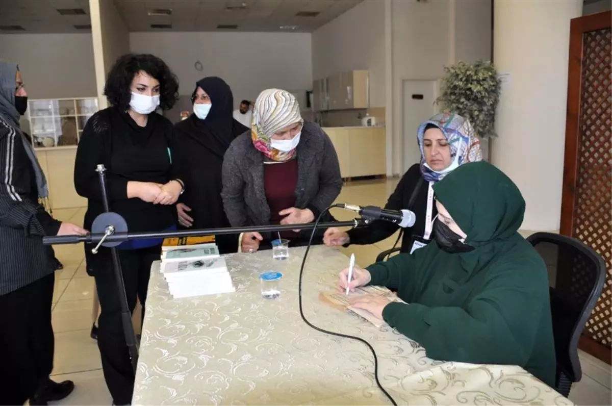 Pursaklar'da Emine Şenlikoğlu Konferansına Yoğun İlgi