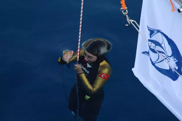 Şahika Ercümen 100 metreye dalarak dünya rekoru kırdı
