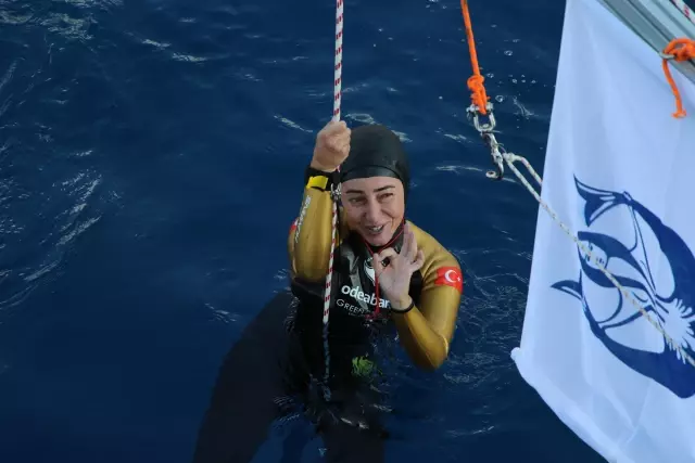 Şahika Ercümen 100 metreye dalarak dünya rekoru kırdı