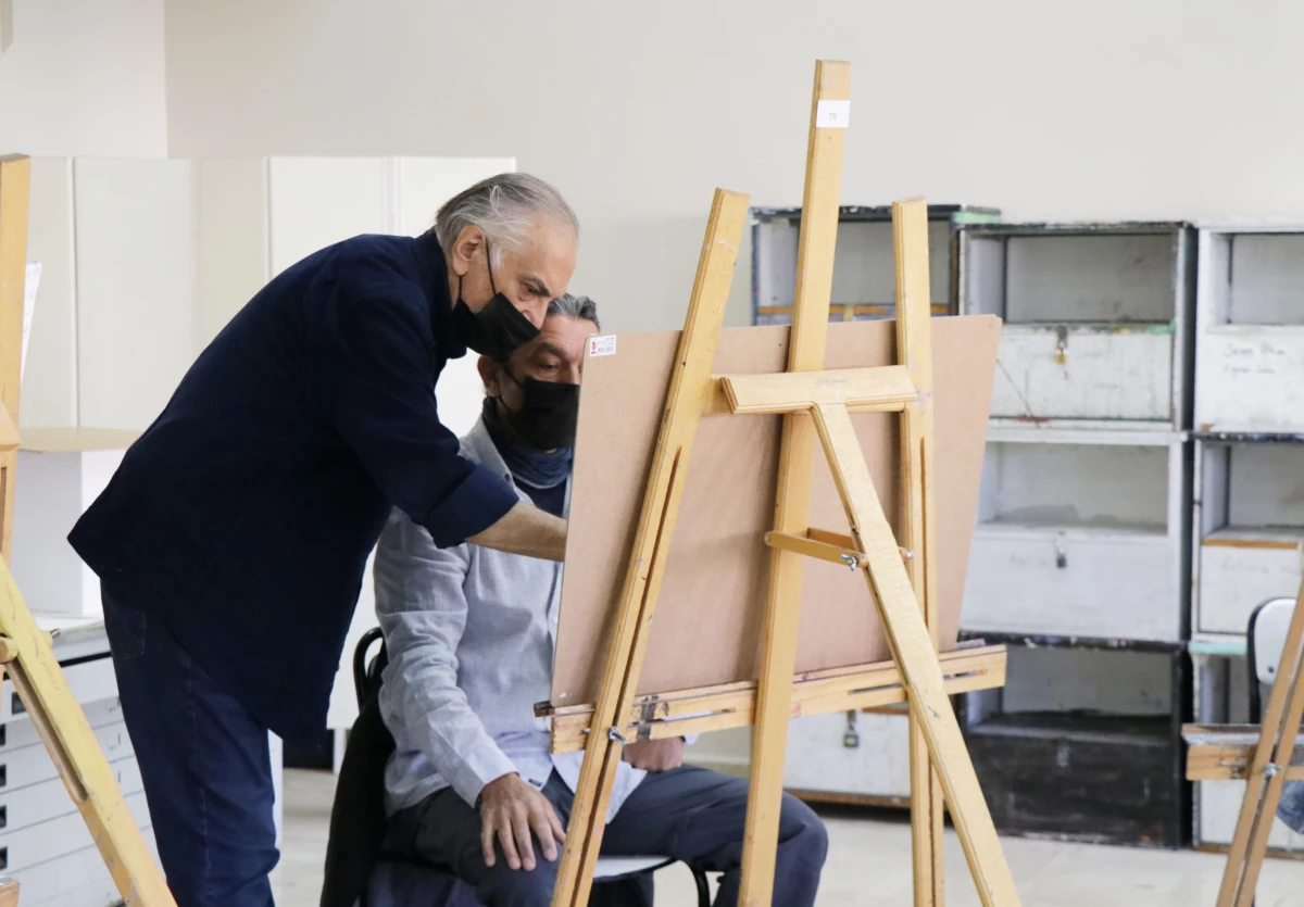 Sanat aşkı emekli albayı 50'sinden sonra okullu yaptı