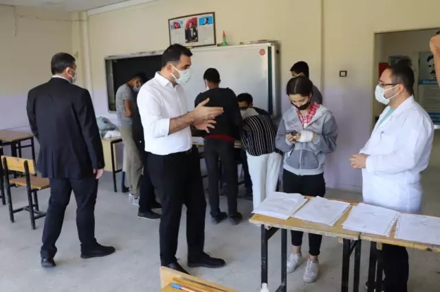 Şanlıurfa'da sağlık ekipleri gençleri aşıya ikna etmek için okulları geziyor