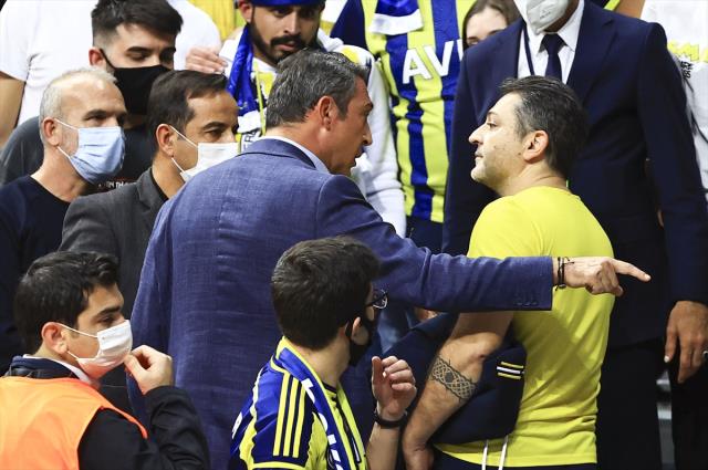 Ali Koç, Fenerbahçe Beko-Barcelona maçının akabinde kadrosu protesto eden taraftarlarla tartıştı