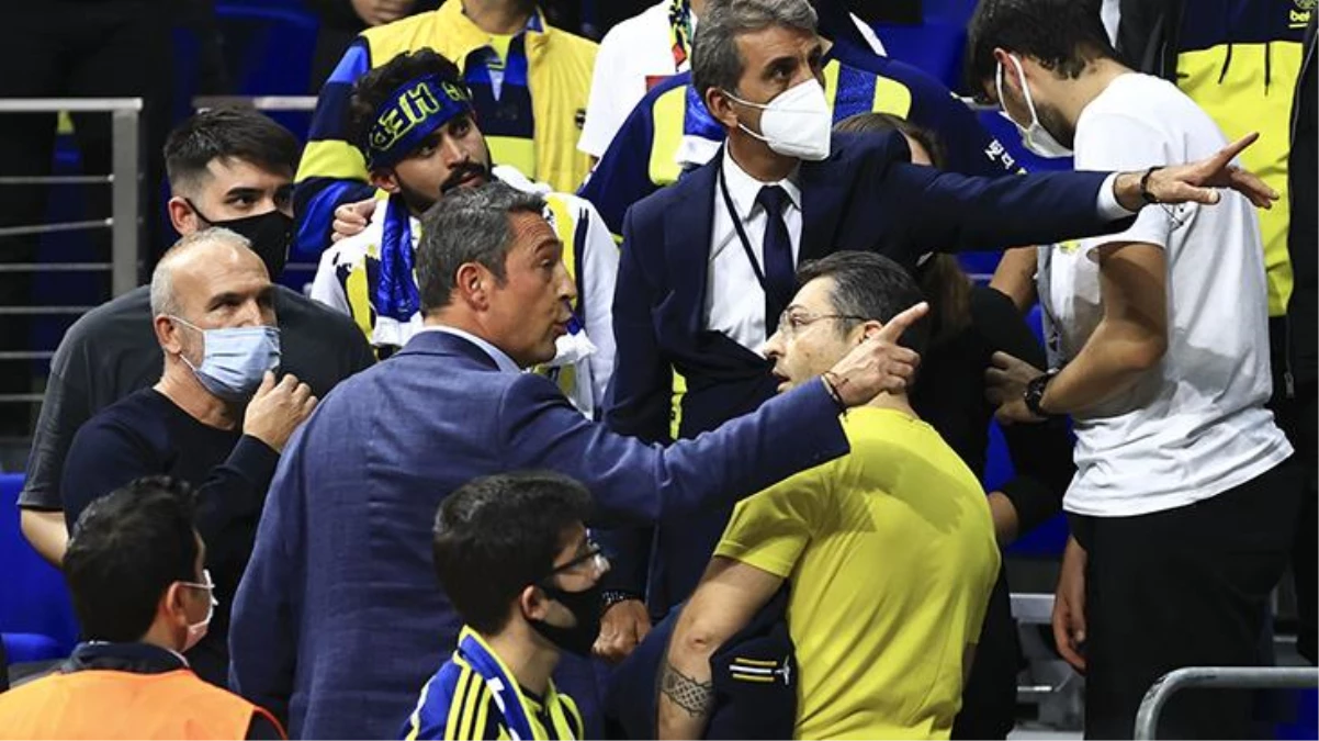 Ali Koç, Fenerbahçe Beko-Barcelona maçının akabinde kadrosu protesto eden taraftarlarla tartıştı