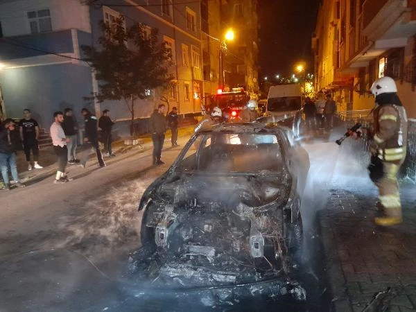 istanbul sultangazi de park halindeki otomobil alev alev yandi