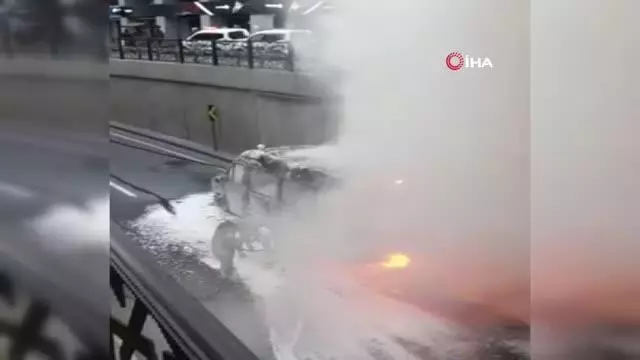 Taksim'de servis minibüsü alev alev yandı